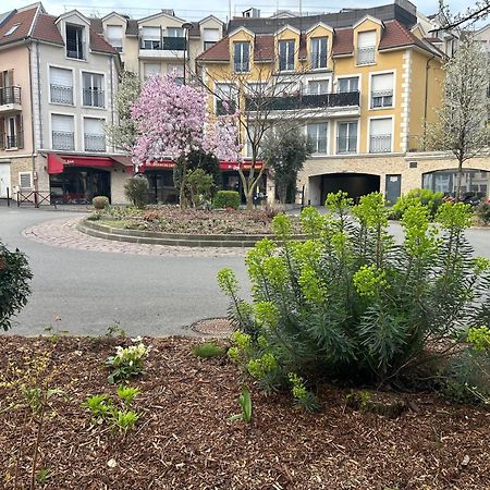 Studio Spacieux 4 Personnes Avec Terrasse Privee & Bureau - Gare A 4Min, Paris En 30Min فيليرز سور مارن المظهر الخارجي الصورة