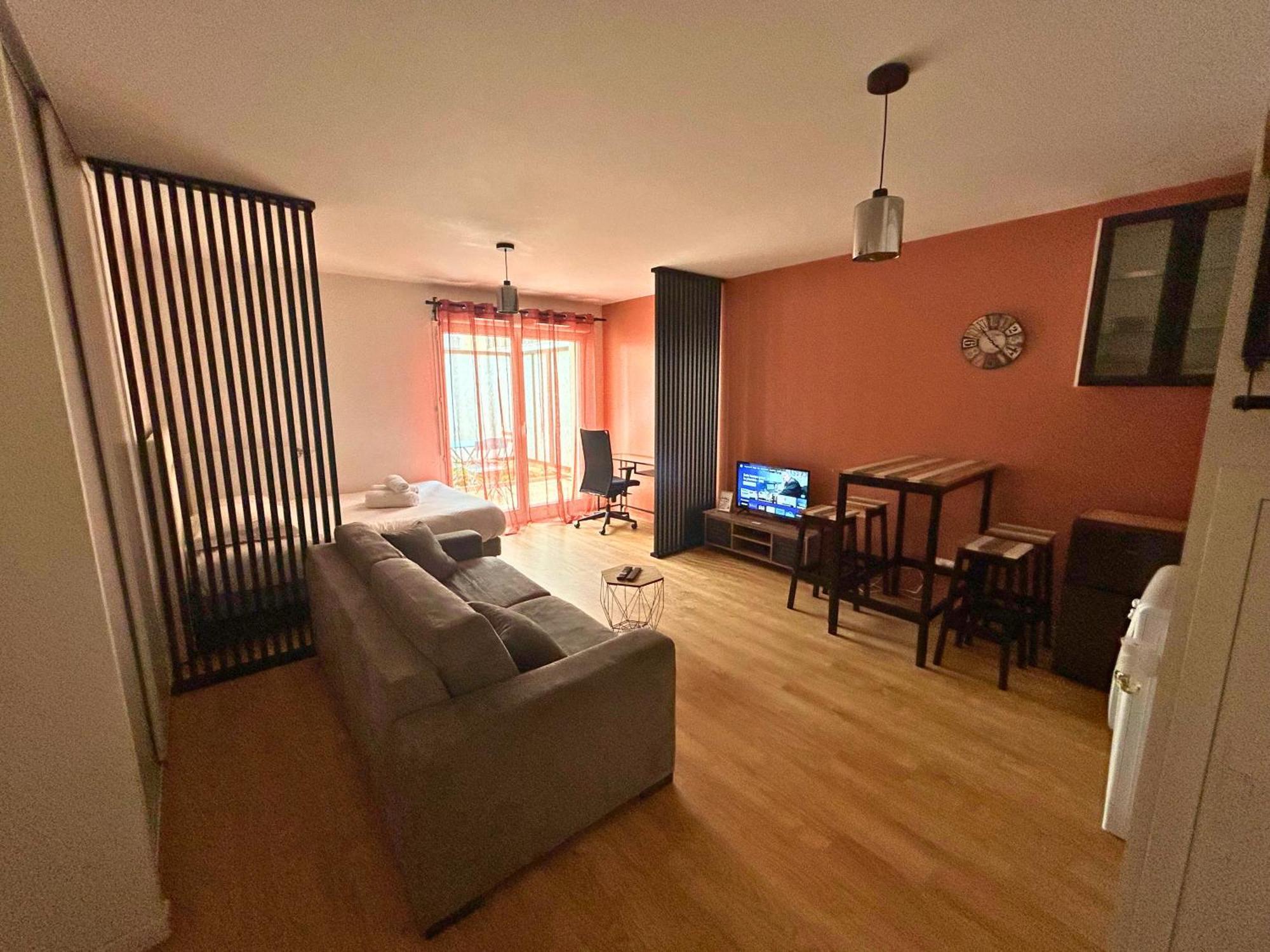 Studio Spacieux 4 Personnes Avec Terrasse Privee & Bureau - Gare A 4Min, Paris En 30Min فيليرز سور مارن المظهر الخارجي الصورة